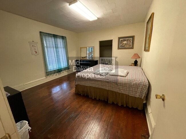 Building Photo - 915 W 4th Ave