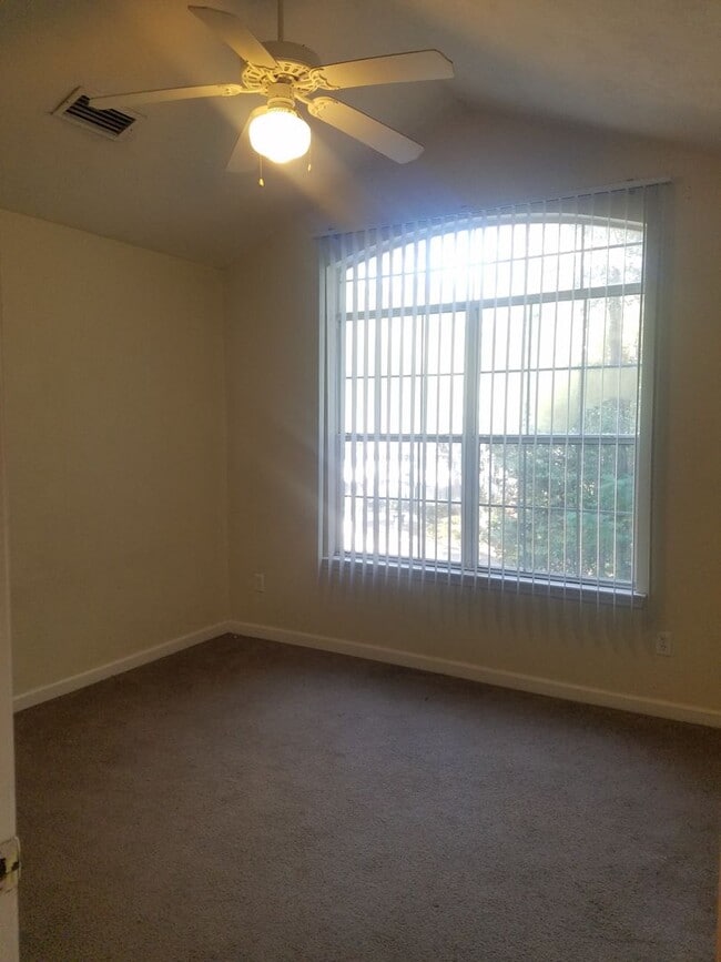 Building Photo - 3/2 Townhouse off Blairstone Road, Right By Governors Square Mall!