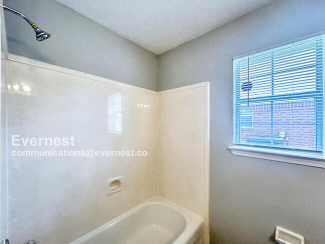 Building Photo - 3821 Richbrook Dr