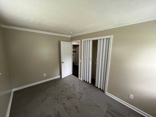 Building Photo - Nice One-Level 3 Bedroom 1.5 Bath Home
