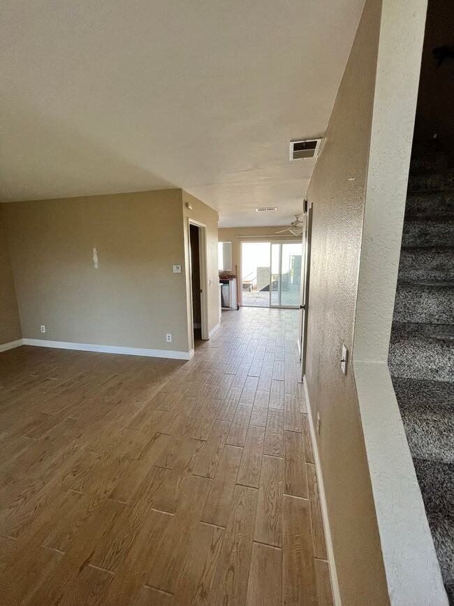 Building Photo - Spacious 3-Bedroom Townhome in Beautiful O...