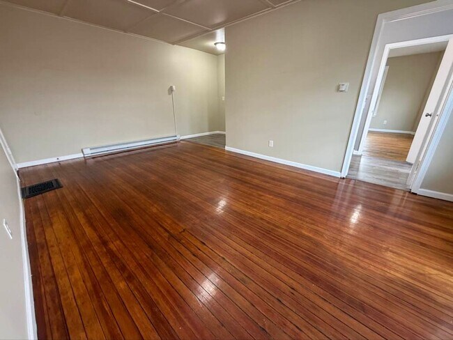 Building Photo - Gorgeous 1-bedroom, First floor! Apartment in quiet Pittsfield Street