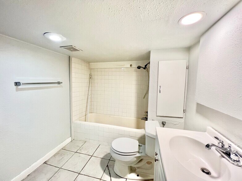 Building Photo - 414 E Mercer St