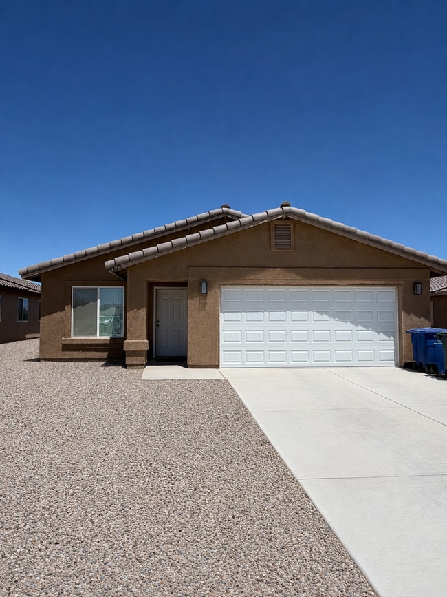 Building Photo - 4 BEDROOM HOME!