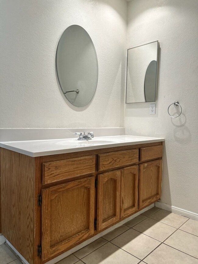 Building Photo - PLEASE CONTACT VAUGHN REALTY TO SET UP AN APPOINTMENT (760)446-6561