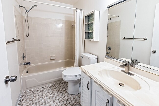 Building Photo - 3 bedroom, 2.5 bath in Mendenhall Village