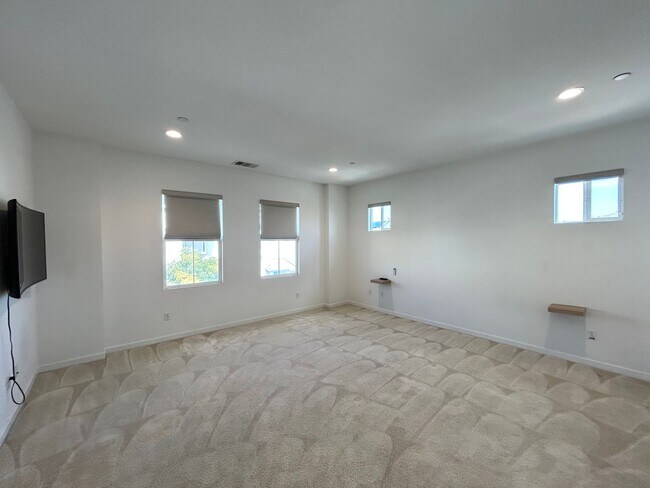 Building Photo - Stunning 4 Bedroom 3 Bath Plus Loft Home in Costa Mesa