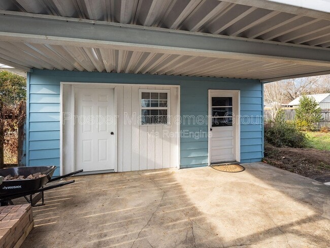 Building Photo - 1214 Hawthorne Cir