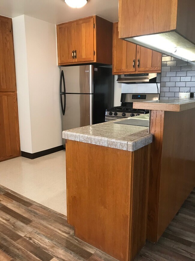 Building Photo - Gorgeous 1+1  in Glendale - Close to Eagle...