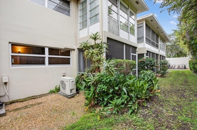 Building Photo - 2115 NE 42nd Ct