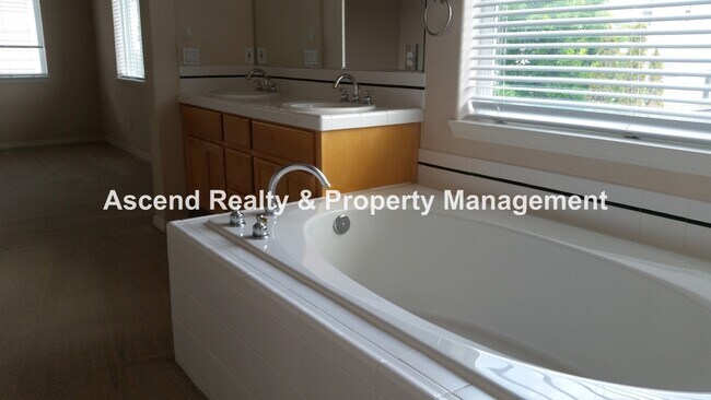 Building Photo - Bethany 4 Bed One Bed & Full Bath on Main Fenced Yard w/EV Charger Close to Schools & Shopping