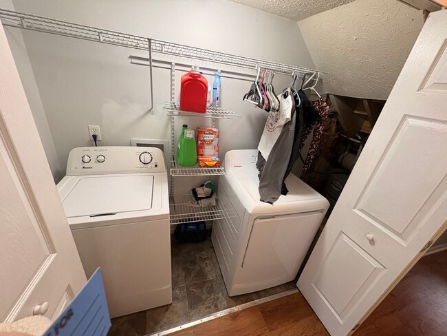 Building Photo - JAMESTOWN #30 | 2B/2.5B PRELEASING