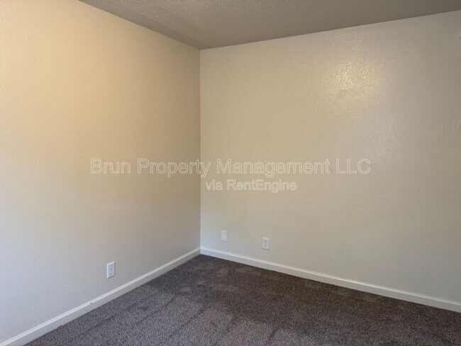 Building Photo - 516 E Red Bud Rd