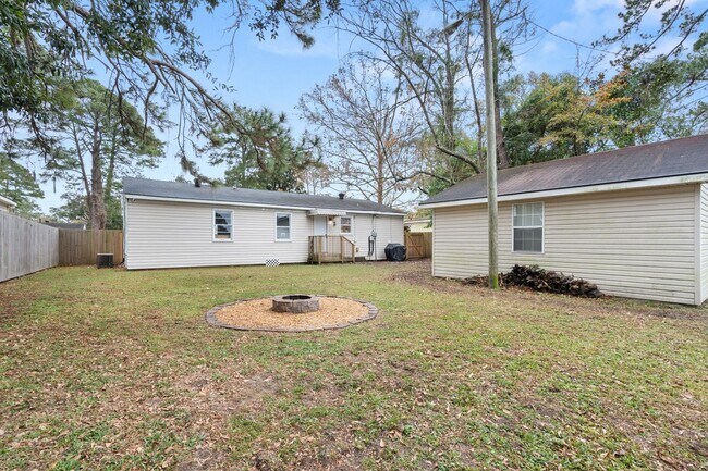 Building Photo - Charming 3BR Home + Bonus Room Near Downtown Savannah & Tybee Island