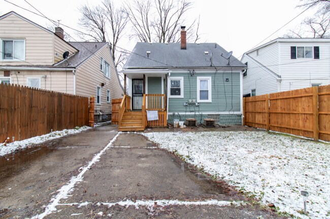 Building Photo - 18142 Riopelle St