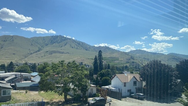 Building Photo - Year Round Rental- 4 bedroom, 2.5 bath in Chelan