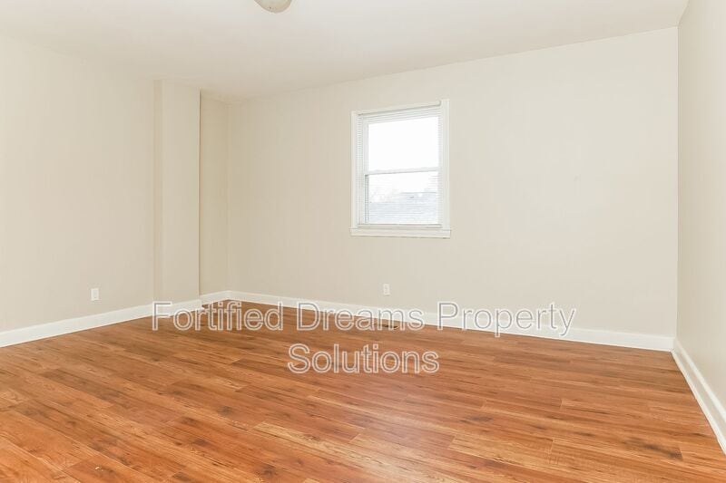 Building Photo - 2008 Row St