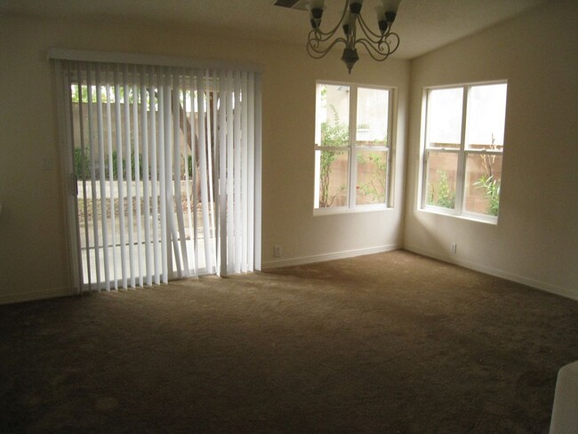 Building Photo - 4 Br, 3 Ba, large living room, formal dini...