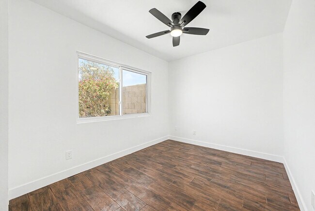 Building Photo - 4127 N 106th Ave