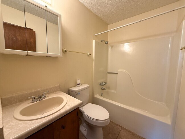 Building Photo - Well maintained 2 bedroom 1 bath duplex ~ lawn care, pest control & trash included!