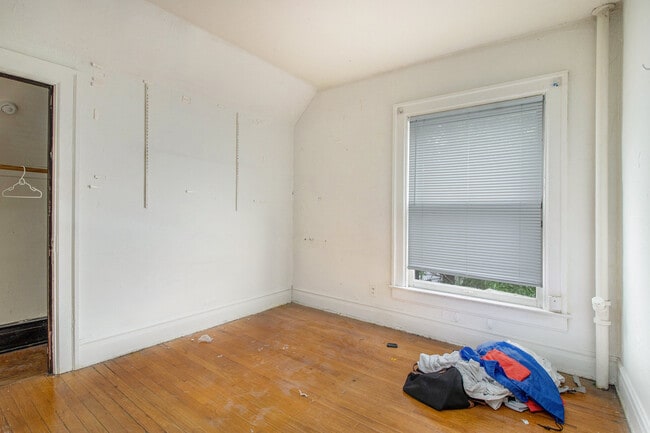 Building Photo - 927 S Division St