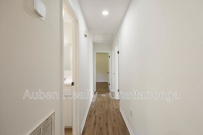 Building Photo - 4015 Shady Oak Dr