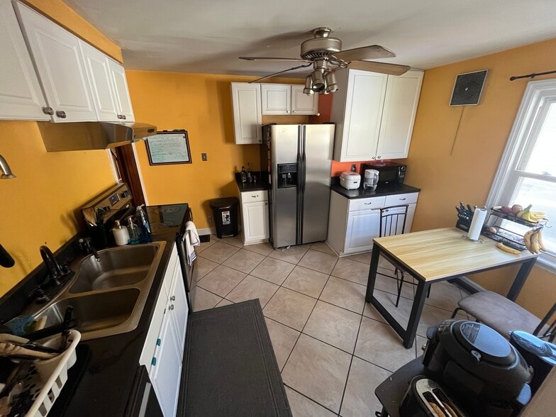 kitchen - 884 W 9th Ave