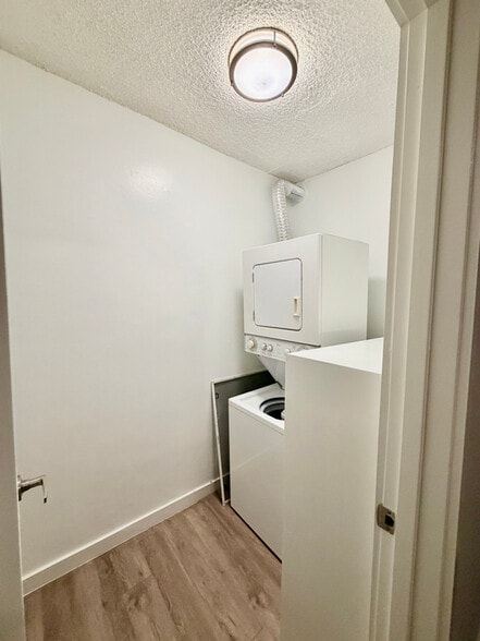 Building Photo - 1284 Havenhurst Dr