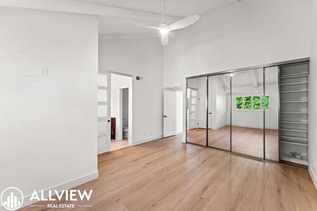 Building Photo - Gorgeous 3 Bed/2.5 Bath in Newport Beach Available Now!