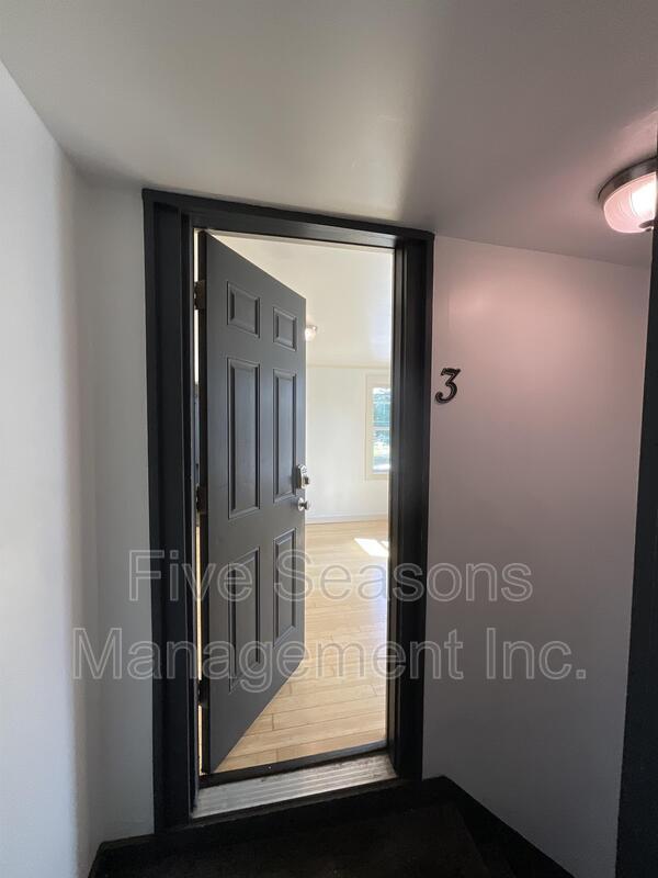 Building Photo - 133 Elmwood Ave