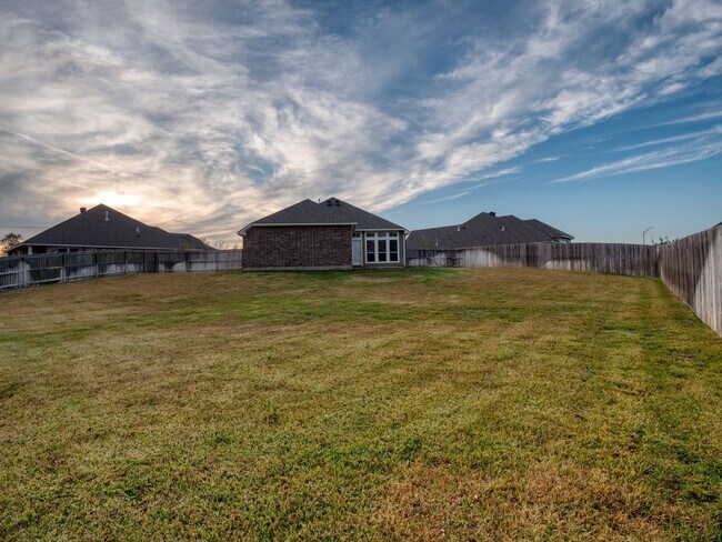 Building Photo - Spacious Single-Family Home Available Now!