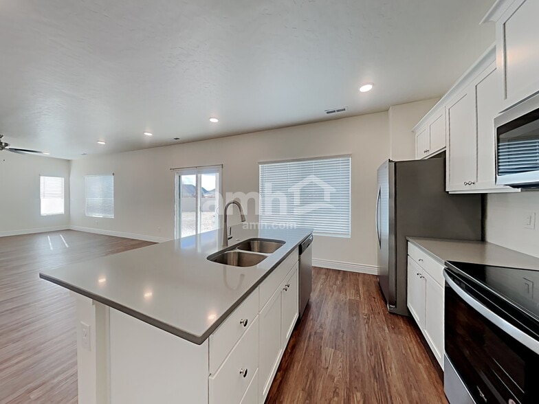 Building Photo - 1061 N Barkvine Ave