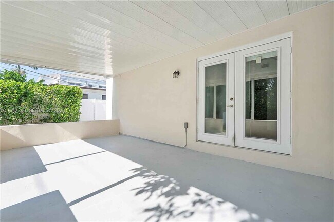 Building Photo - Southwest 26th Street, Miami, FL 33133 - 3 BR 2 BA single-family home