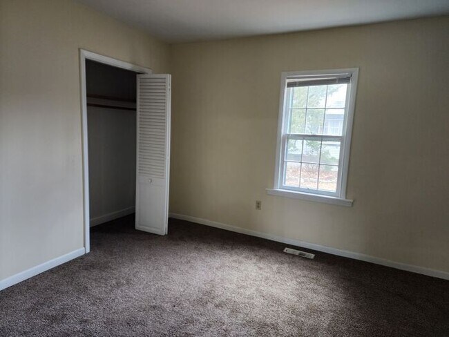 Building Photo - 2 Bedroom Home with Large Kitchen. Pet Friendly!!!