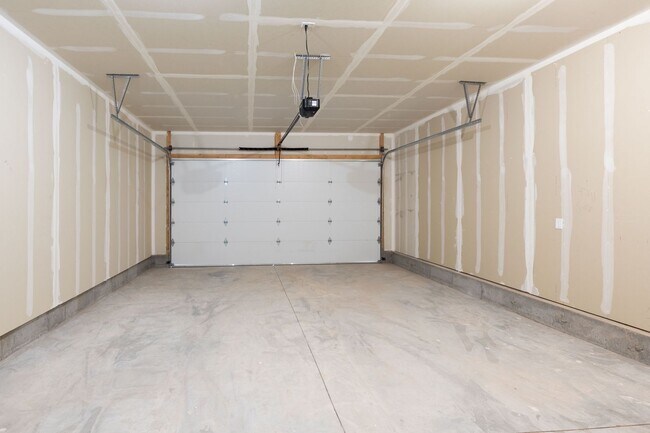 Building Photo - 5 BED 3 BATH HOME IN IDAHO FALLS WITH 2 STALL GARAGE, AC, FENCED YARD