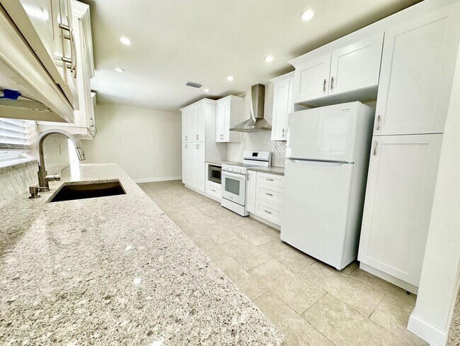 Building Photo - 3bed/2bath Home Off Treasure Island Causew...
