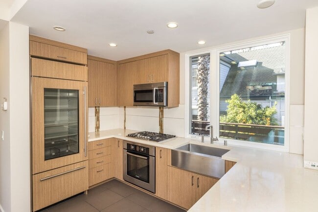 Building Photo - 13 Year "Young" 3 Bed, 3 Bath Contemporary Home- Steps to University Ave!