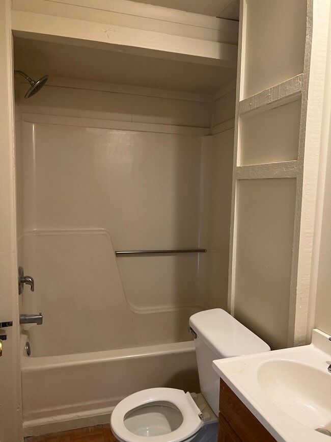 Building Photo - Welcome home!  Sought after Lake of the Woods!