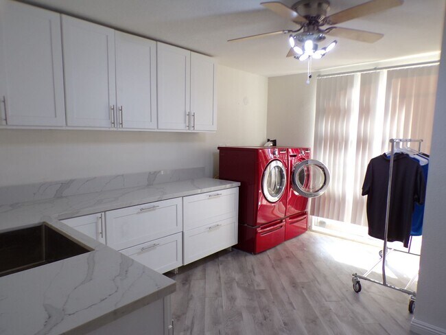 Building Photo - Rooms for rent in quiet residential neighborhood.