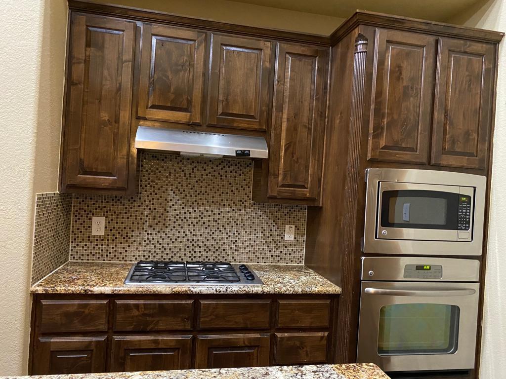 Backsplash, oven, microwave and gas stove - 434 Needham Dr