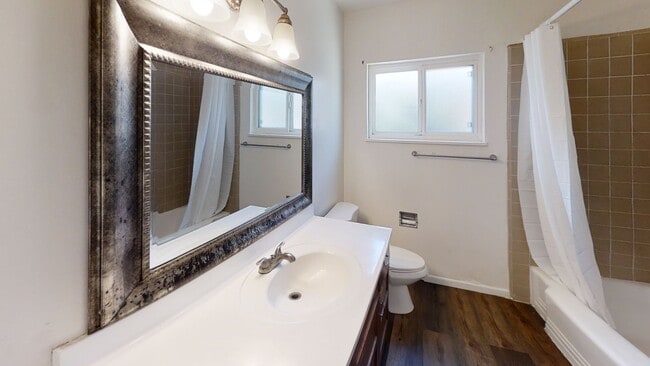 Building Photo - 4BD/2BA, POOL!! (Lease out, pending signat...