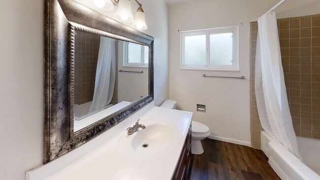 Building Photo - 4BD/2BA, POOL!!