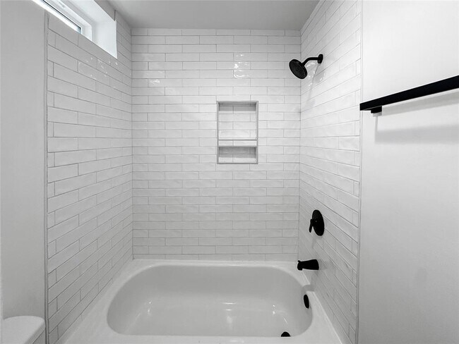 Building Photo - 11731 Lakeside Pl Dr
