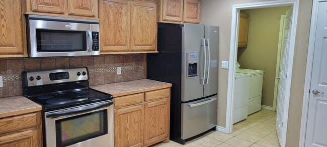 Building Photo - LARGE 4 BEDROOM HOME IN NORTHEAST CLOVIS
