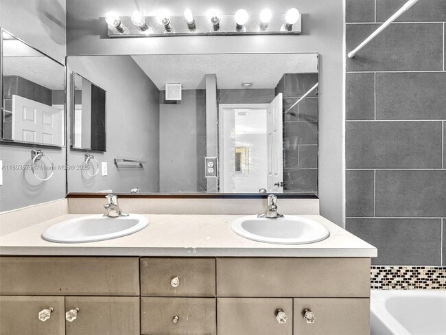 Building Photo - 2727 Treasure Cove Cir