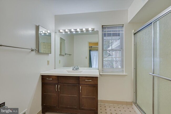 Building Photo - 112 Appletree Ct