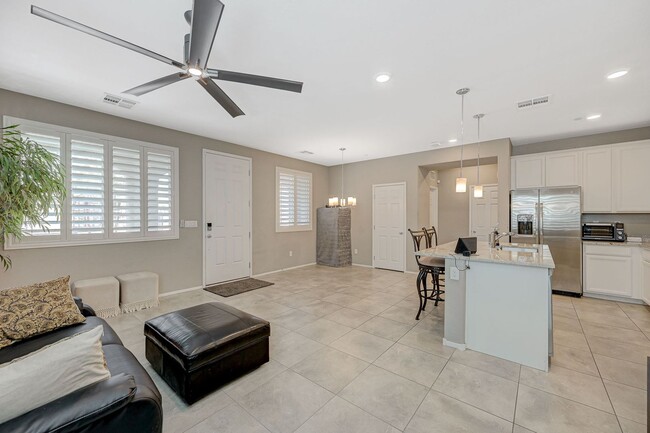 Building Photo - Modern 3 Bedroom Townhouse near Blue Diamond