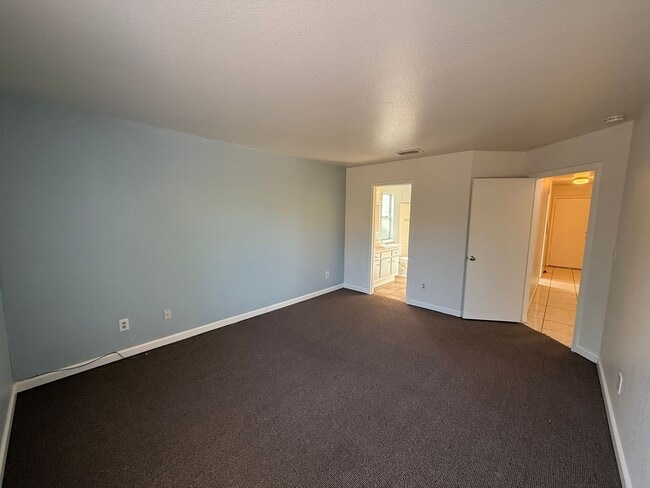 Building Photo - Single story in Modesto!