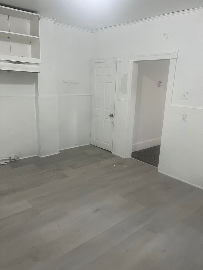 Building Photo - 206 Welles St