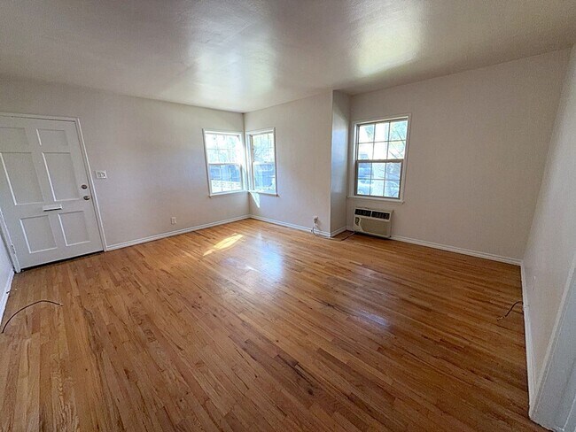 Building Photo - 517